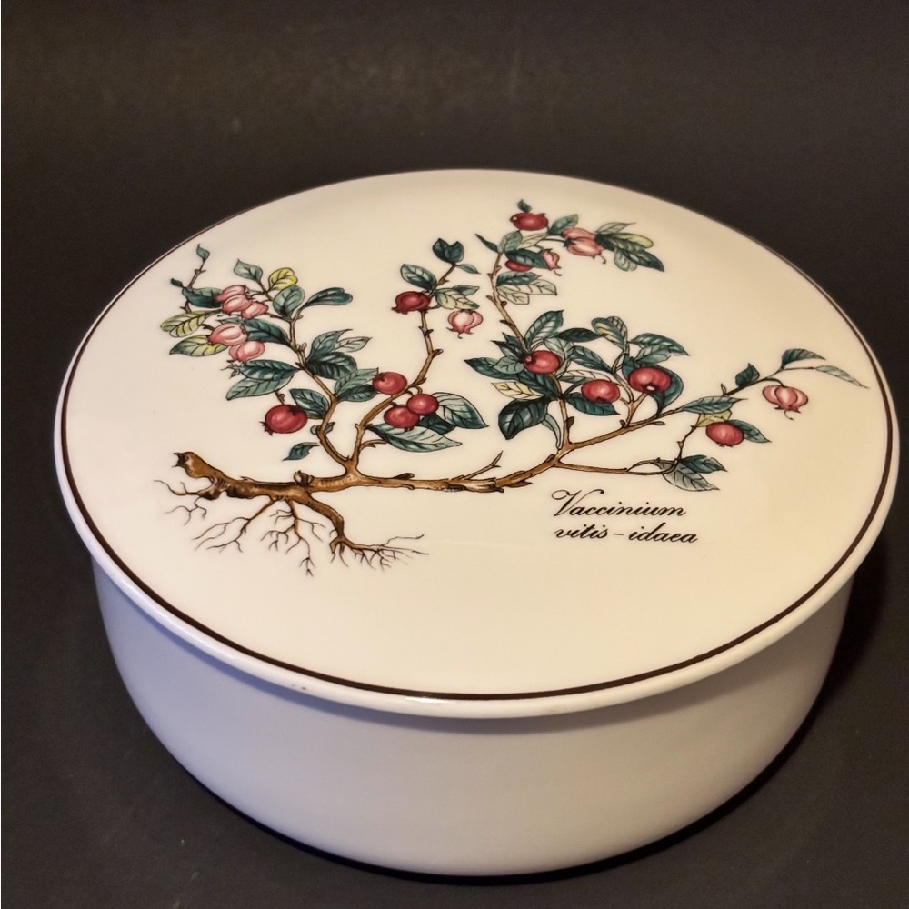 Botanical Trinket Box by Villeroy & Boch. 2.25
inches tall and 6 inches